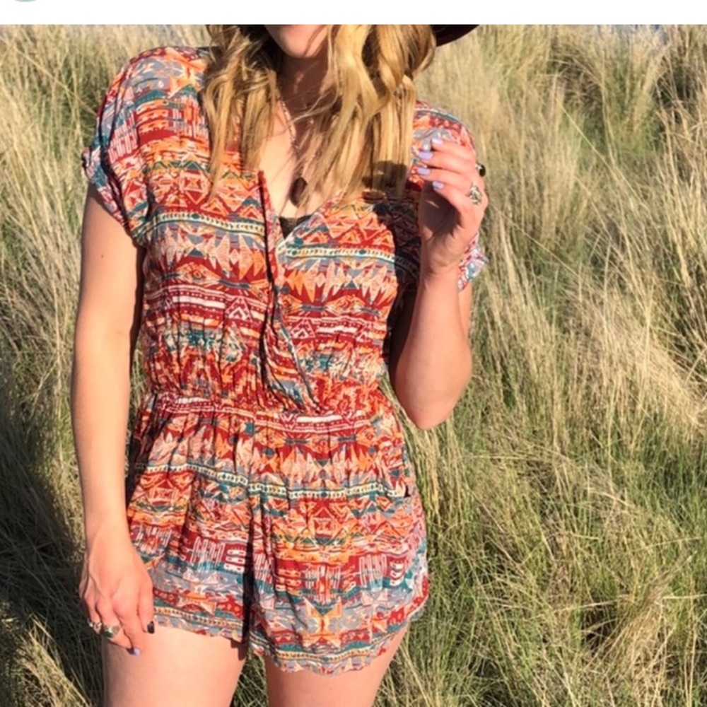 ♻️ SOLD ♻️ Patterned Romper - Picture 1 of 3